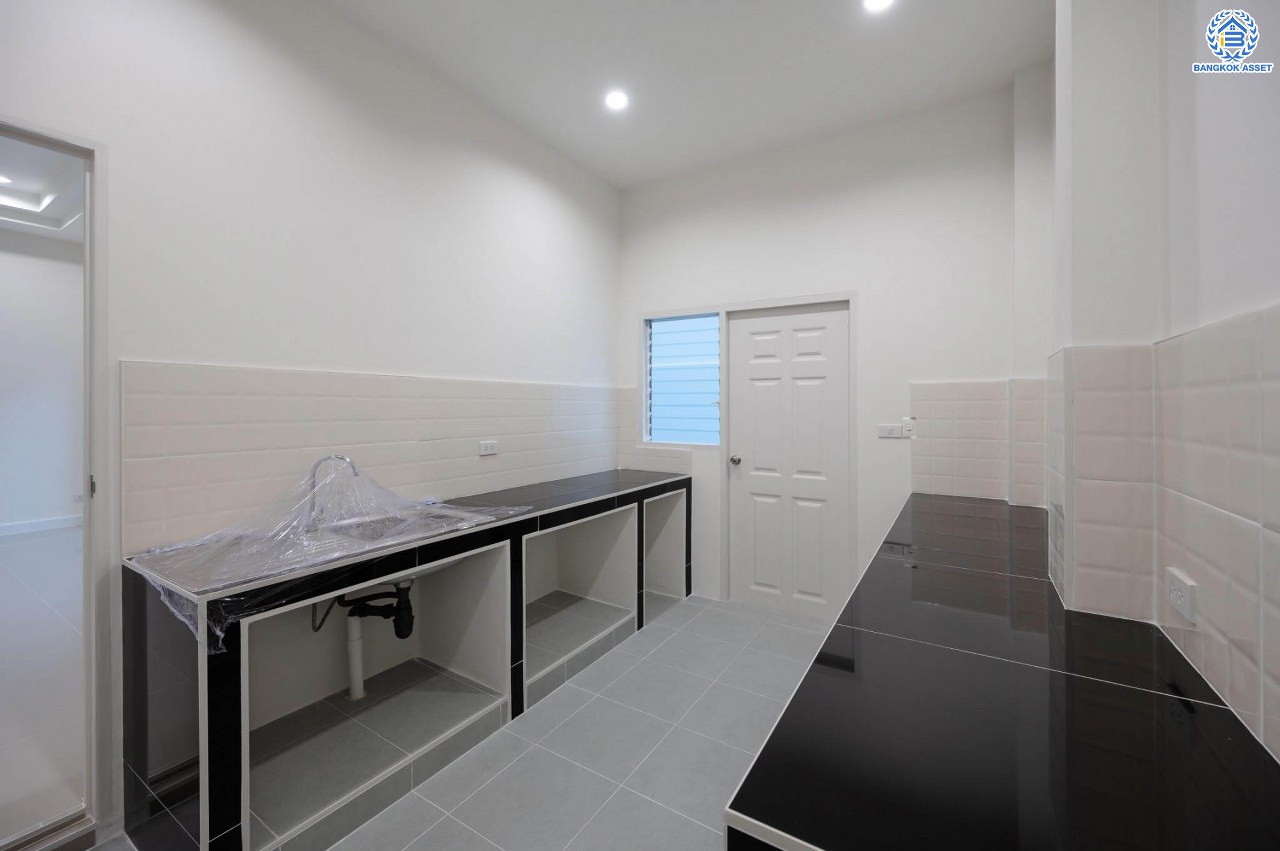 บ้านมือสองตกแต่งใหม่ โครงการ นนท์ณิชา พระนั่งเกล้า เนื้อที่กว้าง 67.5 ตร.ว. ฟังก์ชัน 3 ห้องนอน 3 ห้องน้ำ 1 ห้องอเนกประสงค์ 2 จอดรถ บนทำเลศักยภาพ ติดถนนรัตนาธิเบศร์ เชื่อมต่อถนนชัยพฤกษ์ ใกล้รถไฟฟ้าสายสีม่วง "สถานีไทรม้า" และจุดขึ้นทางด่วน "งามวงศ์วาน"